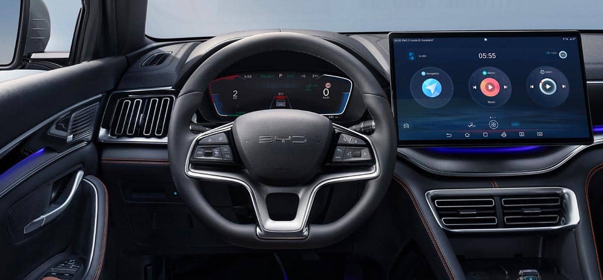Comme le veut la marque BYD, l'écran central peut pivoter entre la position portrait et la position paysage.