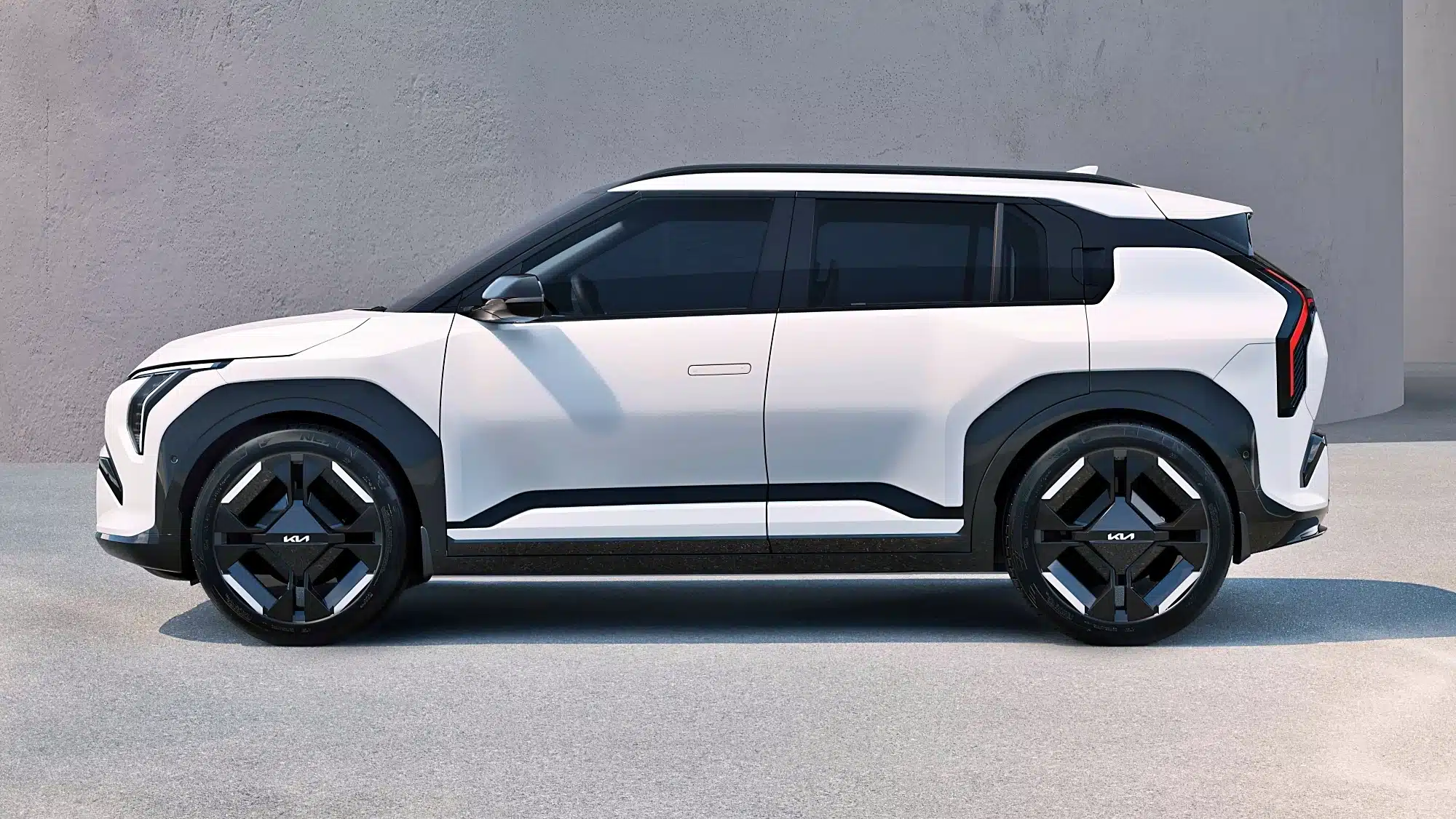 Kia EV3 de profil, SUV électrique compact (4,30 m) avec jantes aérodynamiques et silhouette tendue