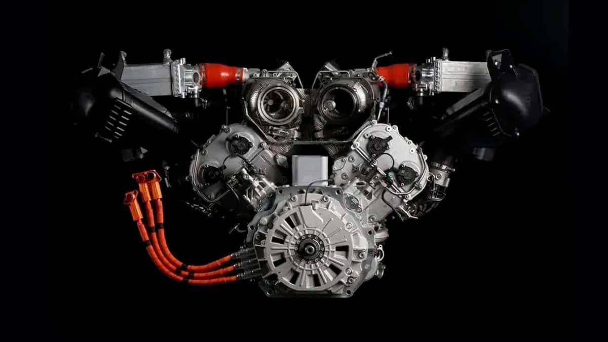 Ce moteur hybride compte 8 cylindres, 100 ch par cylindre et atteint un régime de 10 000 tr/min