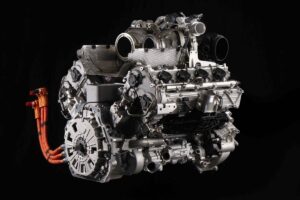 Ce moteur hybride compte 8 cylindres, 100 ch par cylindre et atteint un régime de 10 000 tr/min