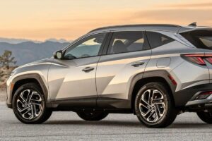 Elle a la taille du RAV4, mais elle est un peu plus puissante et 8000 euros moins chère