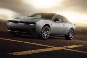 Stellantis fait la démonstration d'une batterie musclée pour véhicules électriques à l'état solide dans une voiture musclée