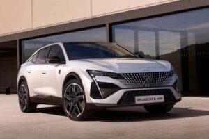 La nouvelle Peugeot E-408, la version électrique tant attendue de la berline aux allures de SUV, est dévoilée.