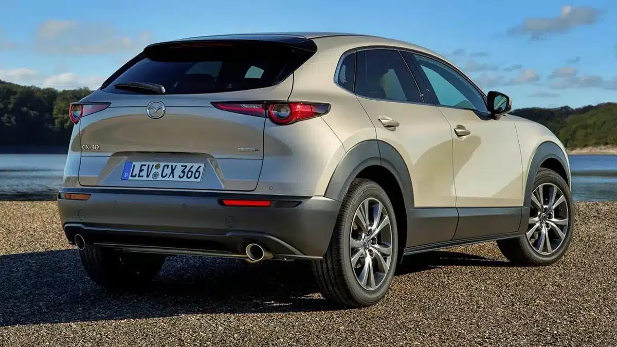 Arrière du Mazda CX-30 2025 avec feux LED horizontaux et diffuseur intégré