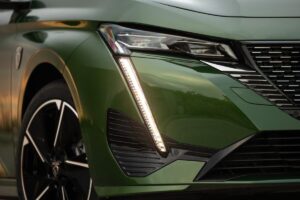 Peugeot 308 Hybrid 136 e-DCS : la compacte hybride qui mise sur l’élégance et l’efficience