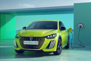 Peugeot frappe fort avec des offres électriques : des mensualités alléchantes et un point de charge offert
