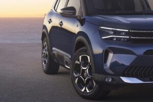 225 ch et sobre : ce SUV hybride prouve qu'on peut tout avoir