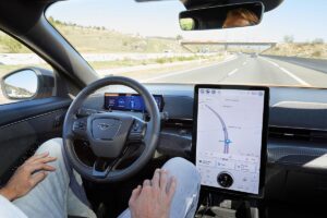 La Suisse défie l'Europe : Les voitures autonomes autorisées sur autoroute