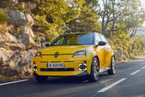 La R5 électrique fait exploser les compteurs : le petit missile de Renault atomise le marché