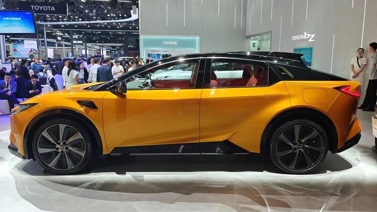 La Toyota bZ3C est une berline électrique développée pour le marché chinois, en collaboration avec BYD