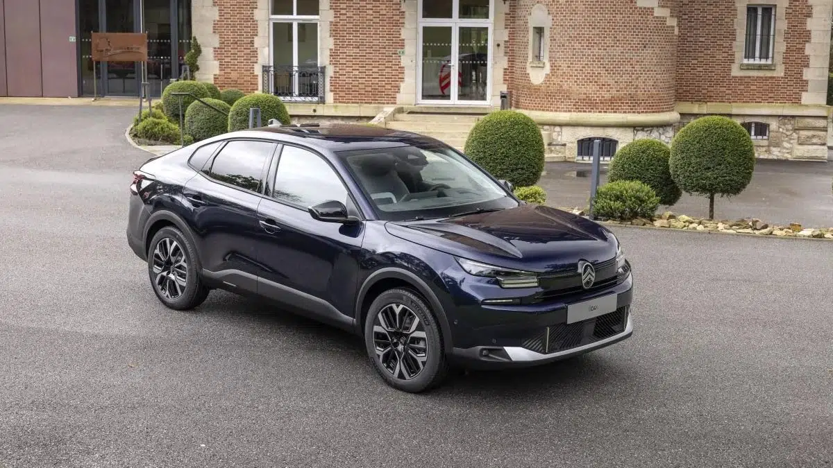  Vue de face du Citroën C4 2025 montrant sa calandre redessinée et ses phares LED modernes.