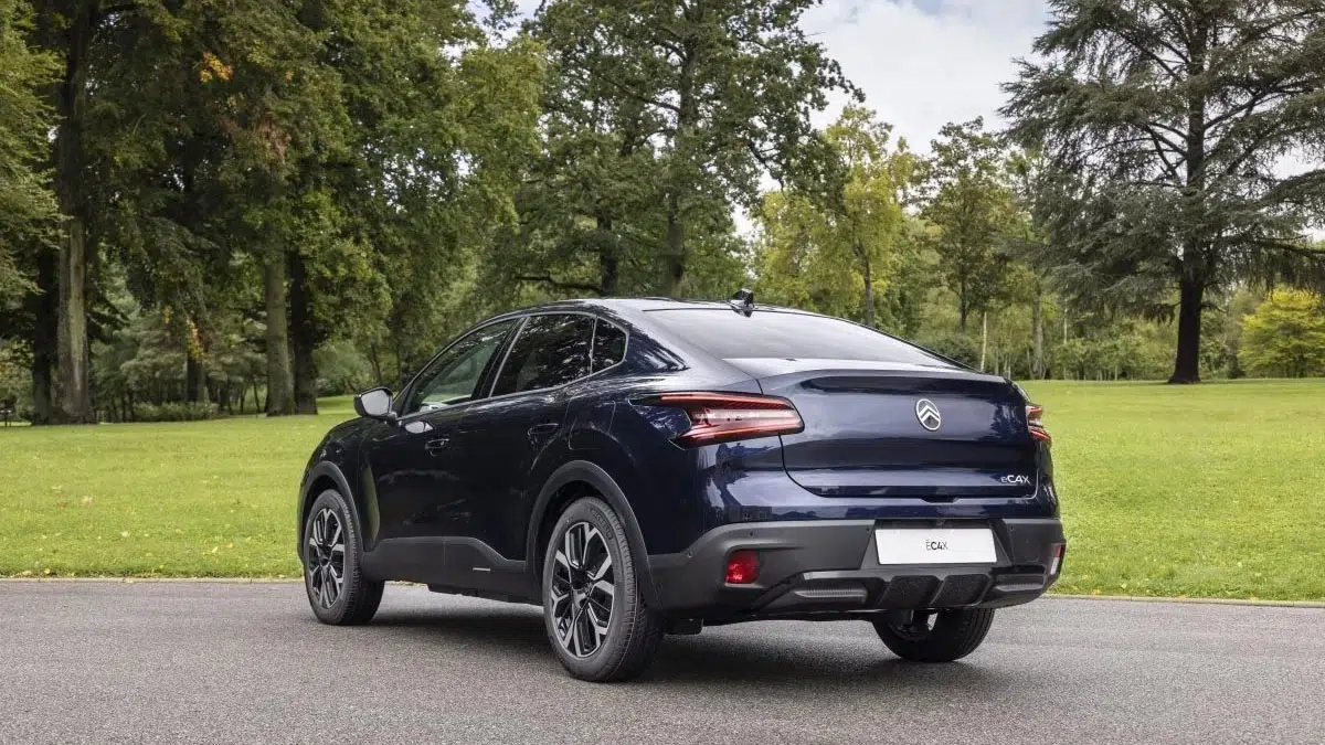 Vue arrière du Citroën C4 2025 montrant ses feux LED et son design épuré.