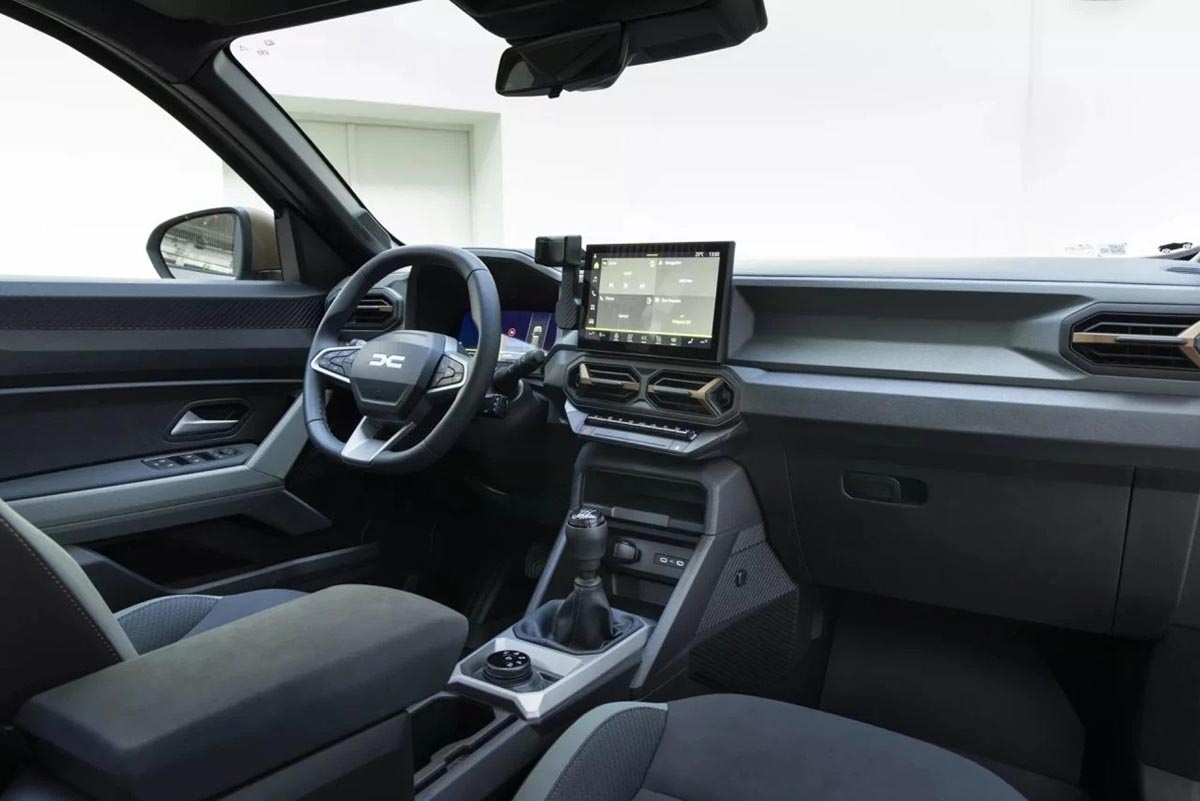  Intérieur conducteur du Dacia Bigster avec écran tactile central et instrumentation numérique