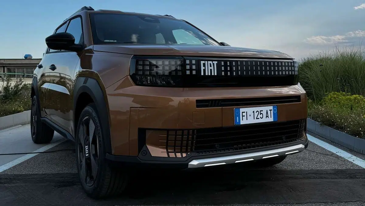 Vue technique du Fiat Grande Panda 4x4 montrant la garde au sol surélevée et la transmission intégrale.