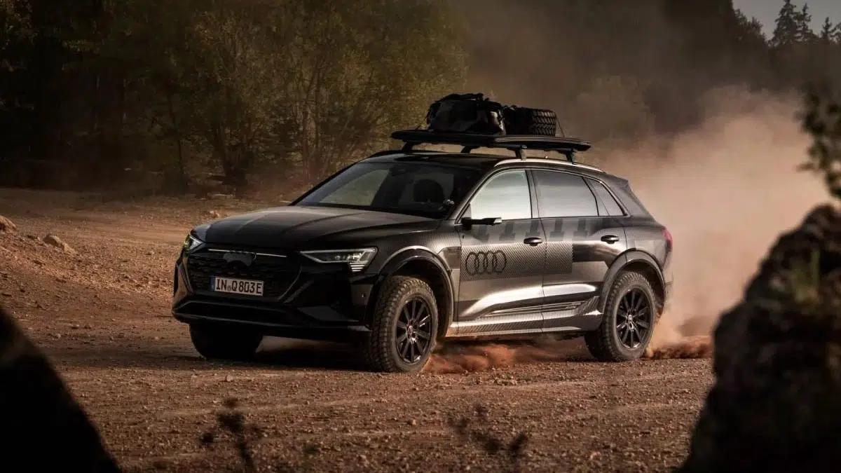 Vue de face de l’Audi Q6 e-tron tout-terrain traversant un terrain accidenté