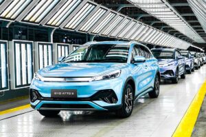 BYD connaît une croissance record : d'ici 2024, il vendra plus de 4 millions de voitures électriques et hybrides rechargeables, soit 41,3 % de plus qu'en 2023.