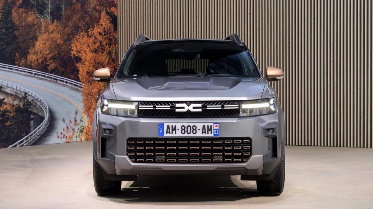 Face avant du Dacia Bigster avec calandre massive et signature lumineuse en Y
