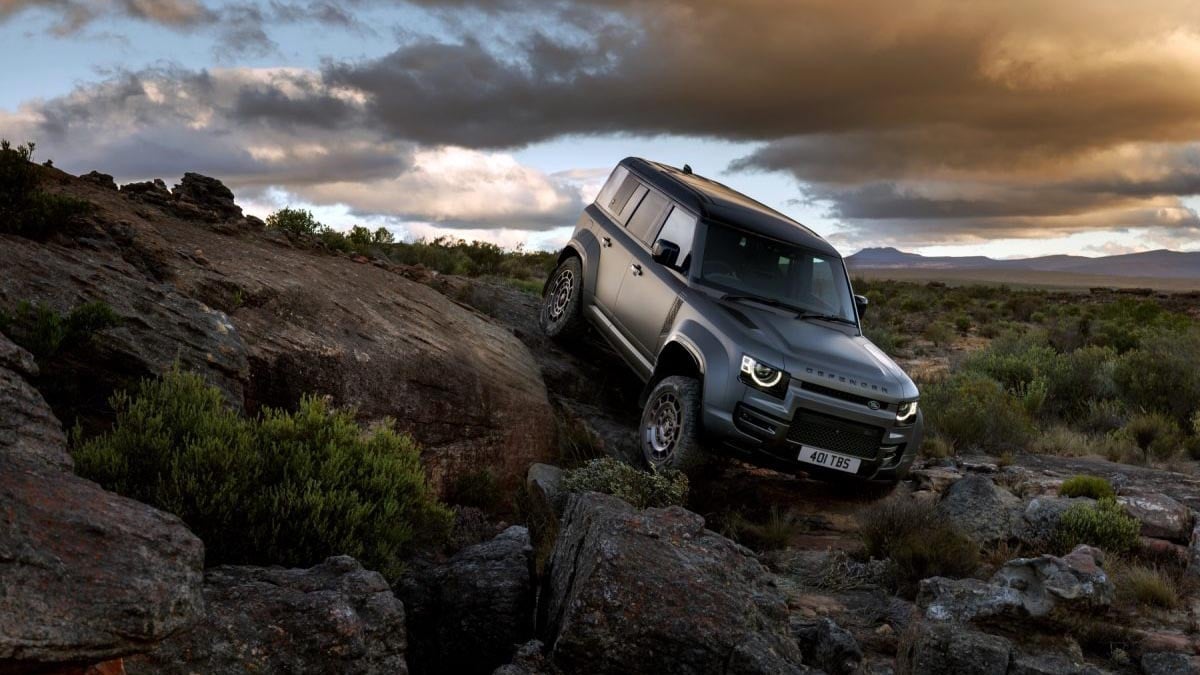 Prototype Baby Defender Land Rover en test routier, camouflage complet sur SUV compact
