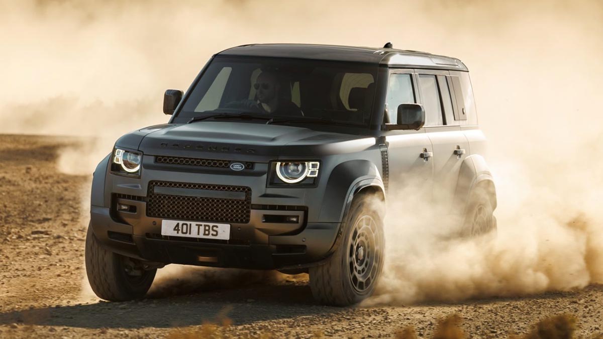 Vue arrière du Baby Defender camouflé sur route avec silhouette cubique 