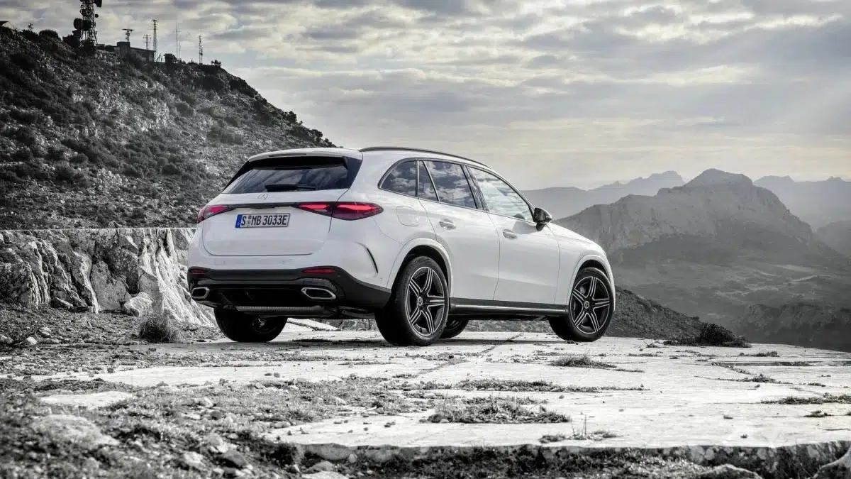 Vue arrière du Mercedes-Benz GLC hybride rechargeable, mettant en avant ses lignes élégantes et son design soigné.