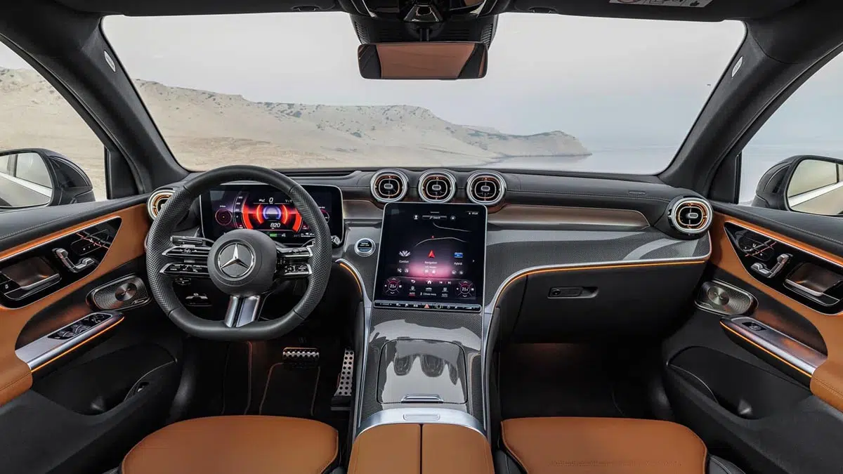 Vue intérieure du Mercedes-Benz GLC, montrant le tableau de bord numérique et les finitions luxueuses.
