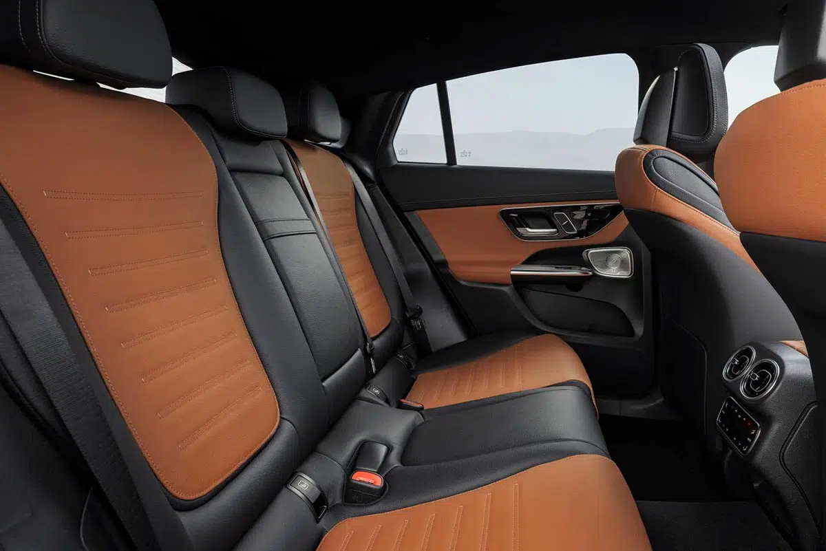 Vue des sièges en cuir du Mercedes-Benz GLC, offrant un confort exceptionnel et des matériaux de qualité supérieure.