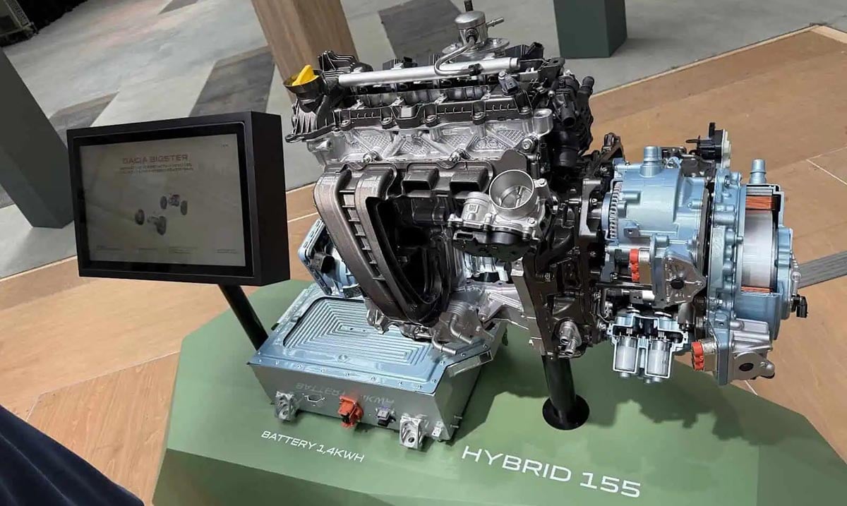 Gros plan sur le moteur hybride 155 du Dacia Bigster 2025 combinant essence et électricité