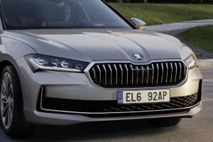 Škoda Superb hybride rechargeable 2025 : luxe, performance et durabilité