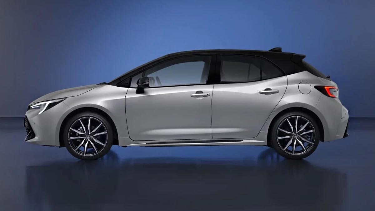 Vue latérale du Toyota Corolla GR sport avec jantes en alliage et rétroviseurs noirs.
