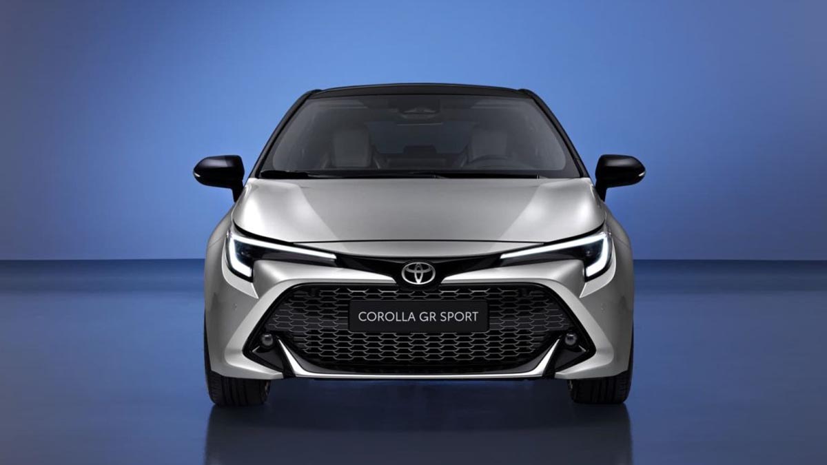 Vue avant du Toyota Corolla 2025 montrant la nouvelle calandre et les phares LED.