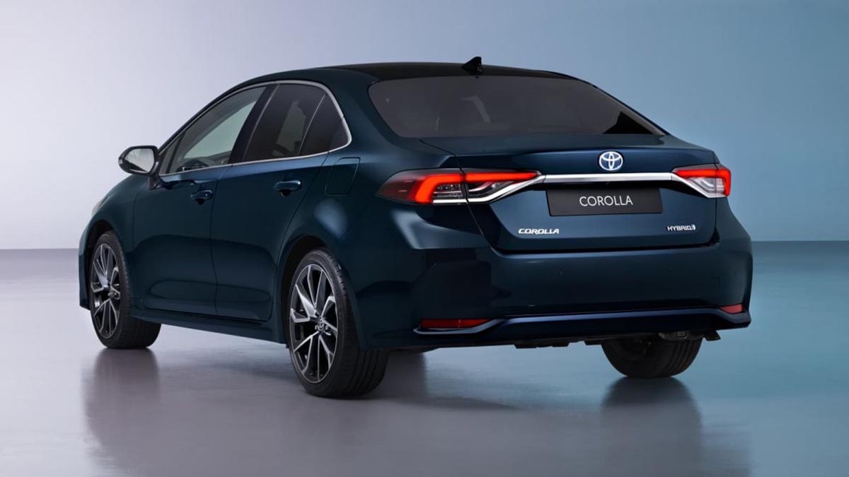 Vue arrière du Toyota Corolla 2025 avec feux arrière à LED et nouveau pare-chocs.