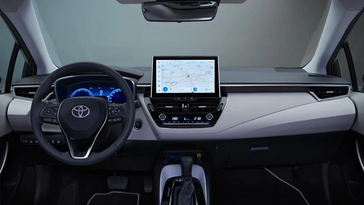 ableau de bord numérique de 7 pouces du Toyota Corolla 2025 affichant des informations de conduite.