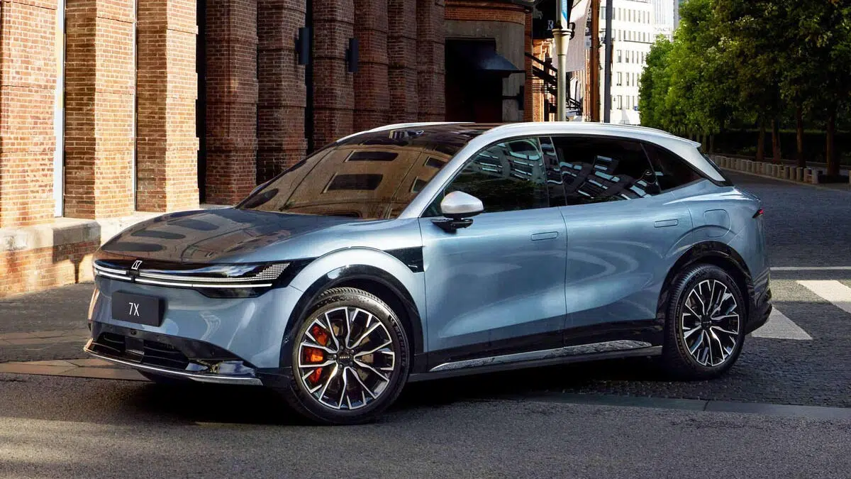 Vue extérieure du Zeekr X sur un chemin urbain, mettant en avant son design compact et sporti