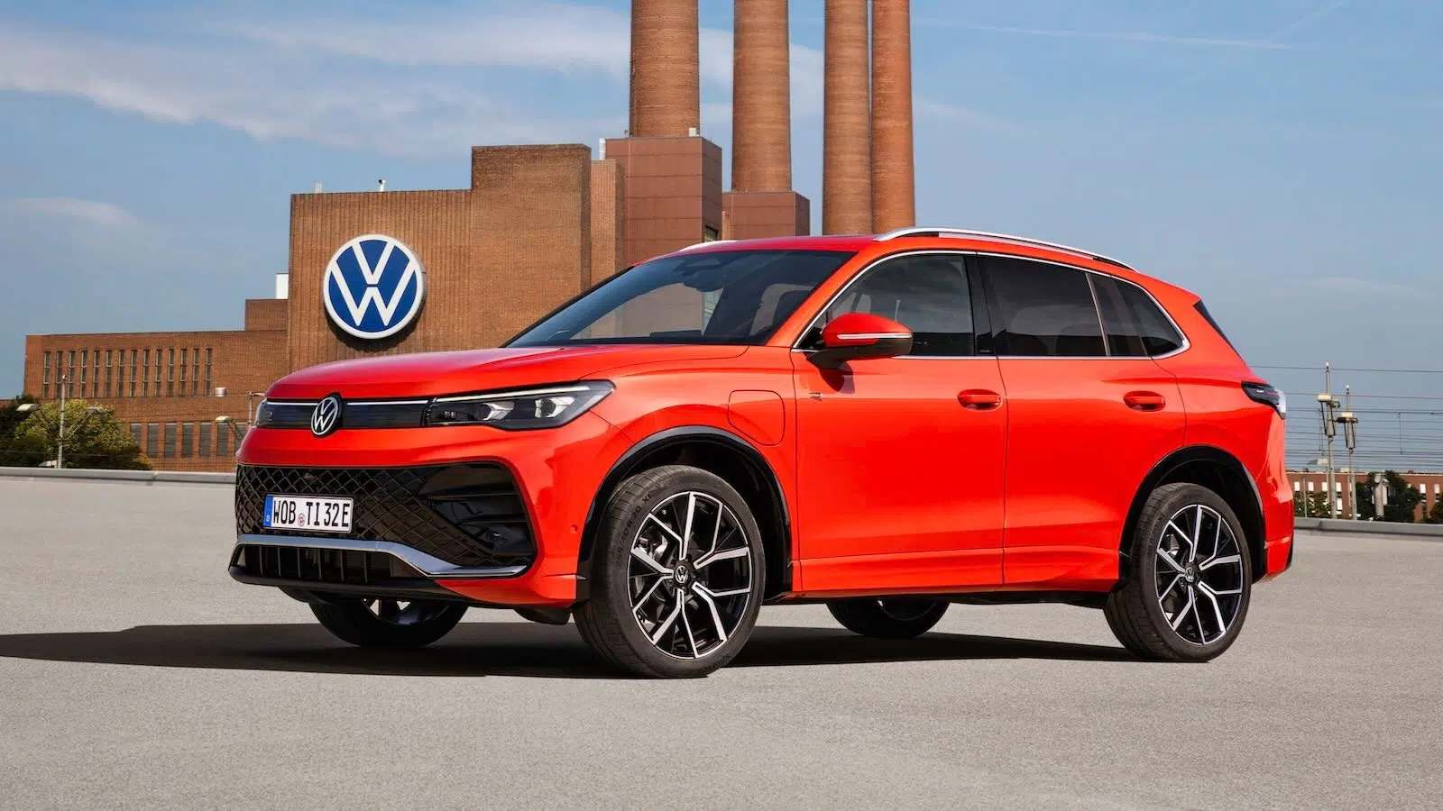 Vue avant du Volkswagen Tiguan PHEV 2024 montrant la calandre modernisée et les phares LED IQ.LIGHT.