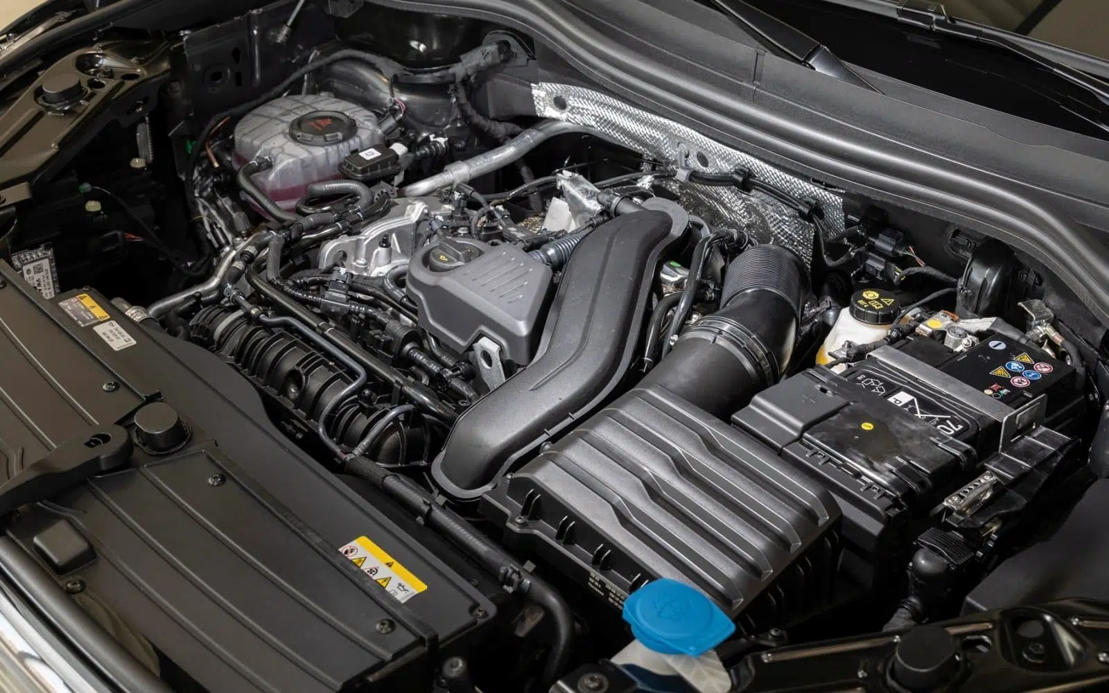 Vue détaillée du moteur hybride rechargeable du Volkswagen Tiguan PHEV 2024, combinant moteur essence et moteur électrique.