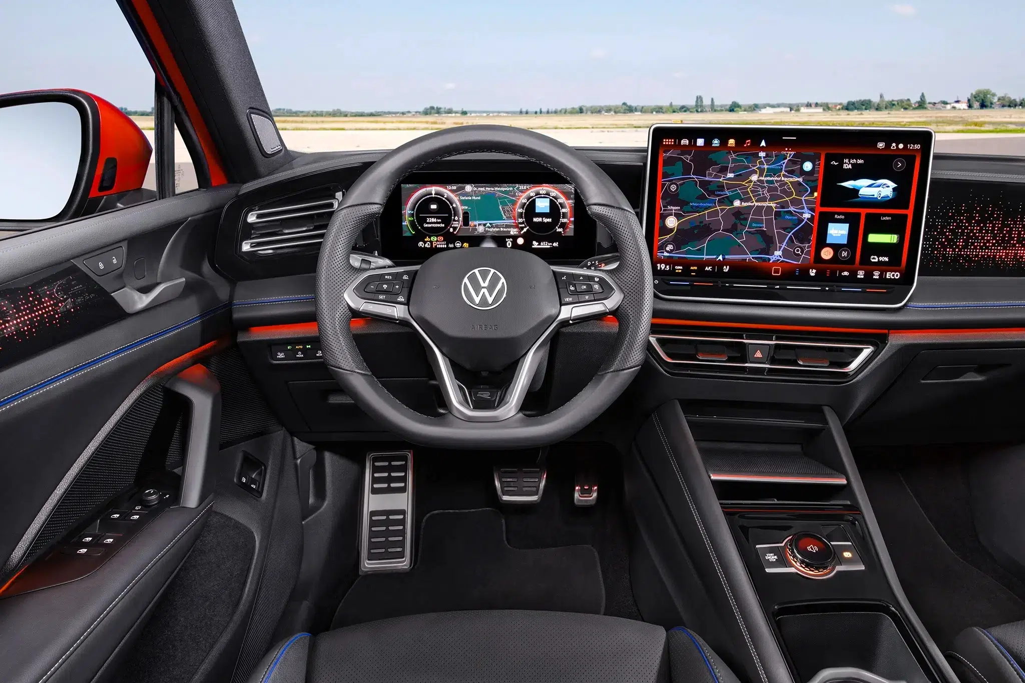 Tableau de bord numérique affichant l’autonomie restante du Volkswagen Tiguan PHEV 2024 en mode électrique.