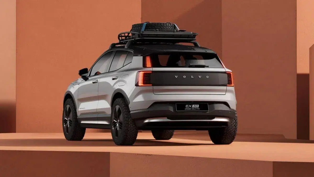 Vue arrière du Volvo EX30 Cross Country, avec ses feux emblématiques et une garde au sol surélevée.