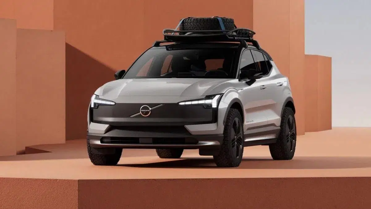 Vue avant du Volvo EX30 Cross Country montrant sa calandre élégante et ses détails robustes.