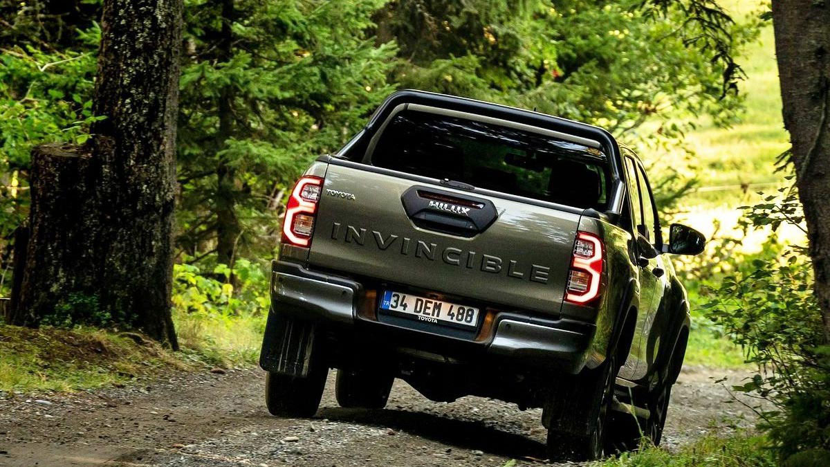 Vue arrière du Hilux montrant sa benne, ses feux LED et son pare-chocs renforcé.