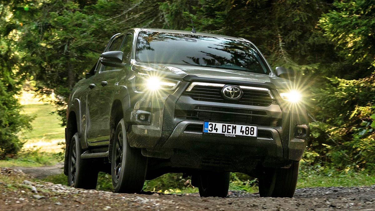 Face avant imposante du Hilux avec sa calandre massive et ses projecteurs LED.
