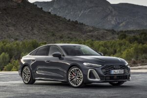 Audi A5 2025 de couleur gris métallisé vue de trois-quarts avant, équipée du nouveau moteur hybride-diesel développé par le groupe Volkswagen affichant une consommation de 4,8L/100km