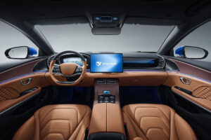 Interface DeepSeek intégrée au système multimédia d'une voiture électrique chinoise, montrant l'assistant vocal en action sur l'écran central