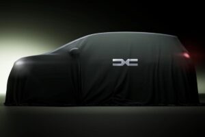 Dacia électrique sous bâche - Silhouette mystérieuse du futur modèle à 18 000€