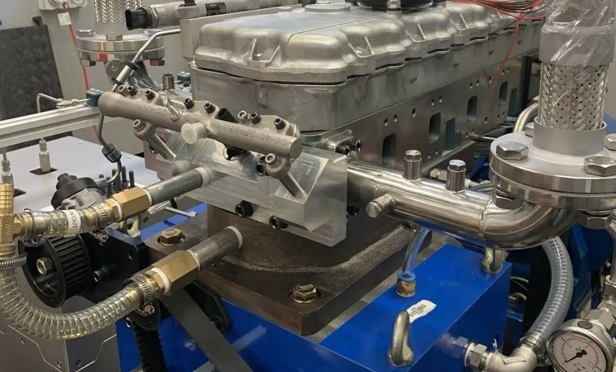 Moteur diesel-hydrogène en phase de test en laboratoire, optimisant la combustion.