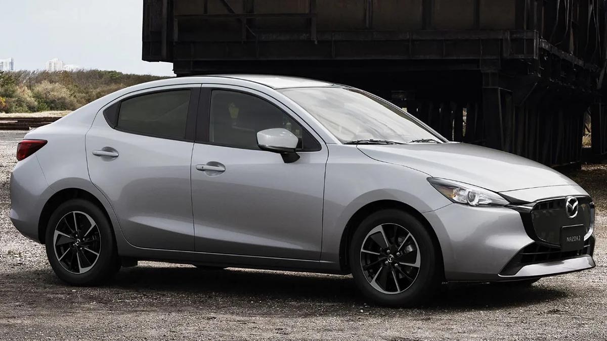 Vue de profil du Mazda2 Hybrid, avec un design compact et des lignes dynamiques.