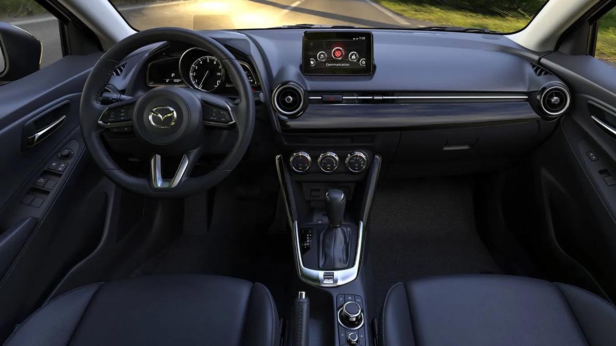 Tableau de bord du Mazda2 Hybrid avec écran tactile et affichage numérique moderne.