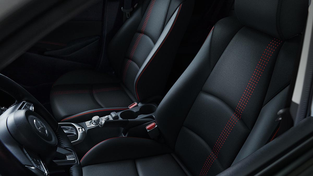 ièges avant du Mazda2 Hybrid avec finitions premium et ergonomie optimisée.