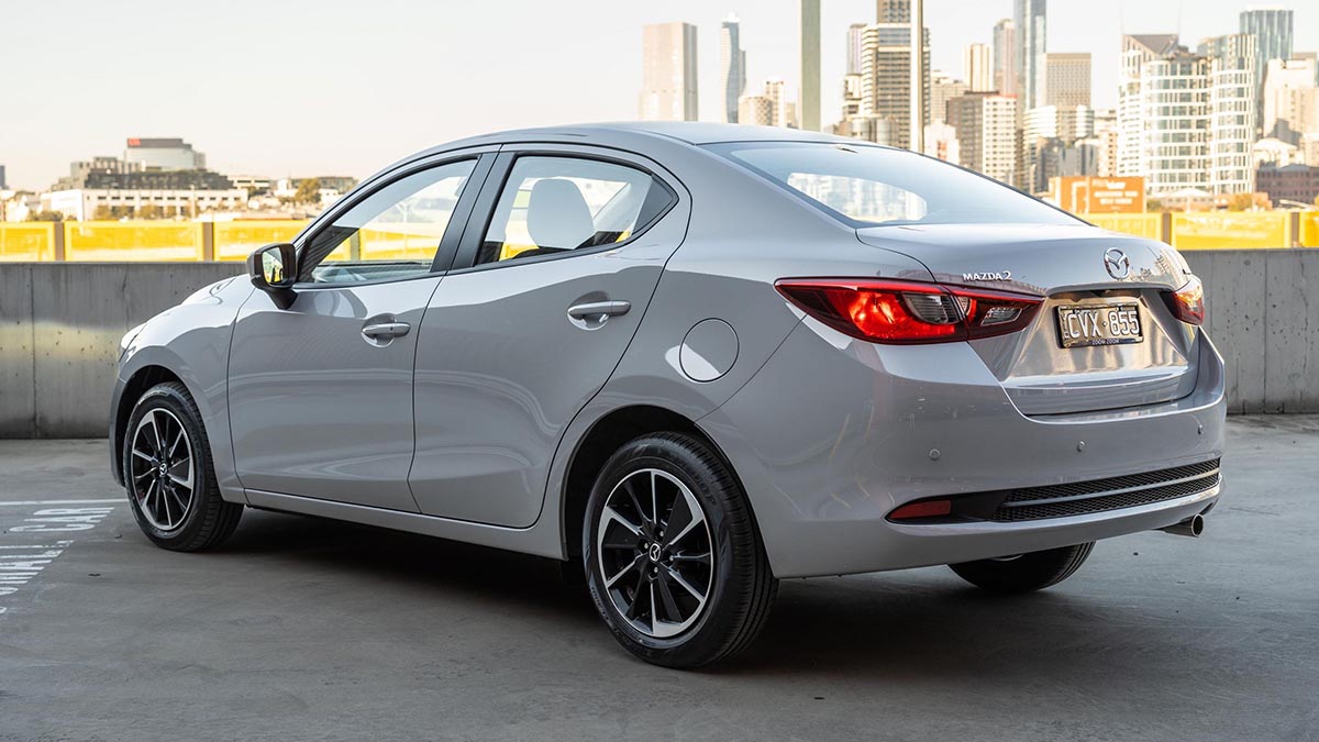Vue arrière du Mazda2 Hybrid, avec ses feux LED et son design robuste.