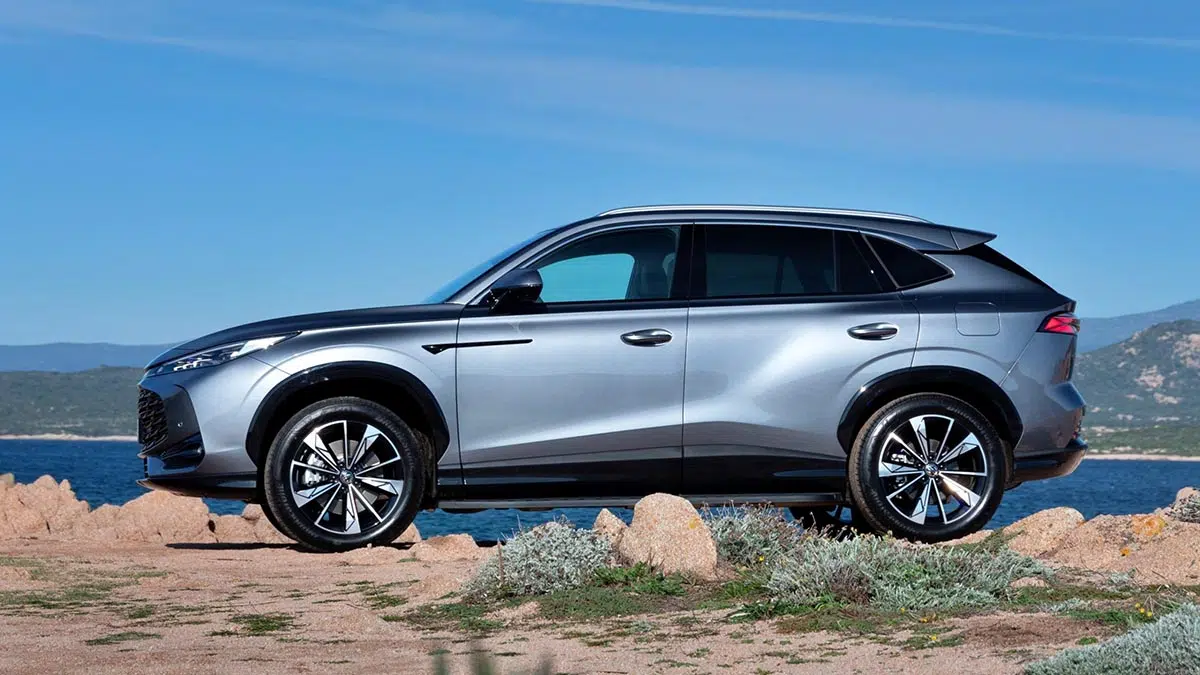 MG HS hybride profil - SUV familial avec lignes dynamiques