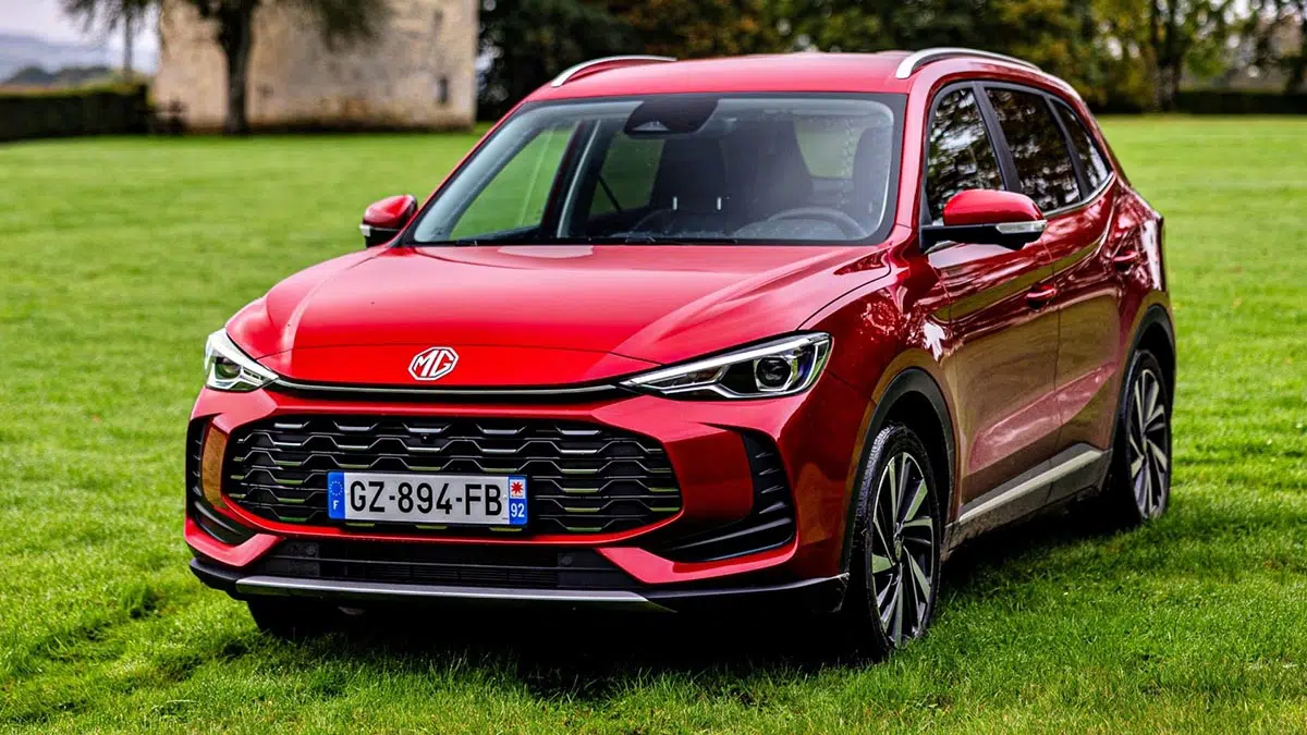 Vue de face du MG ZS Hybrid+ 2025, montrant sa calandre redessinée et ses optiques plus fines.